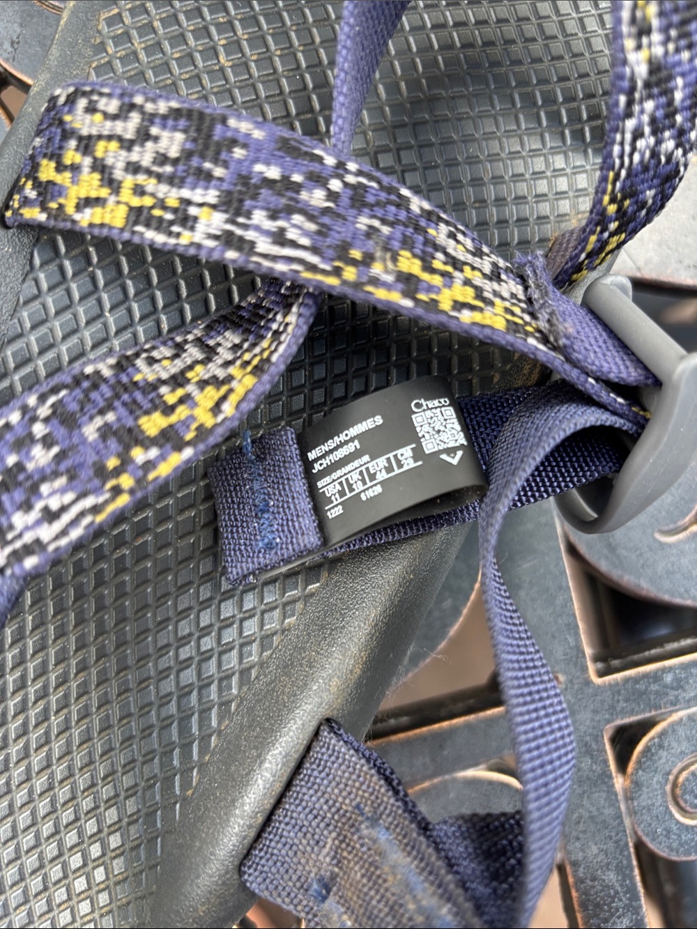 Men's Chaco Women's Strappy Sandals in Navy and Yellow NWOT size 11 - Picture 4 of 6